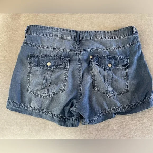 H&M lightweight jean shorts. - Picture 3 of 4